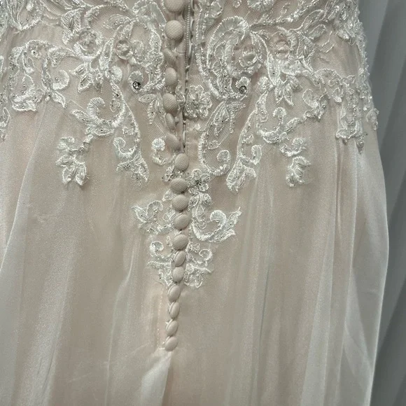 Elegant White Lace Wedding Dress - Picture 14 of 14